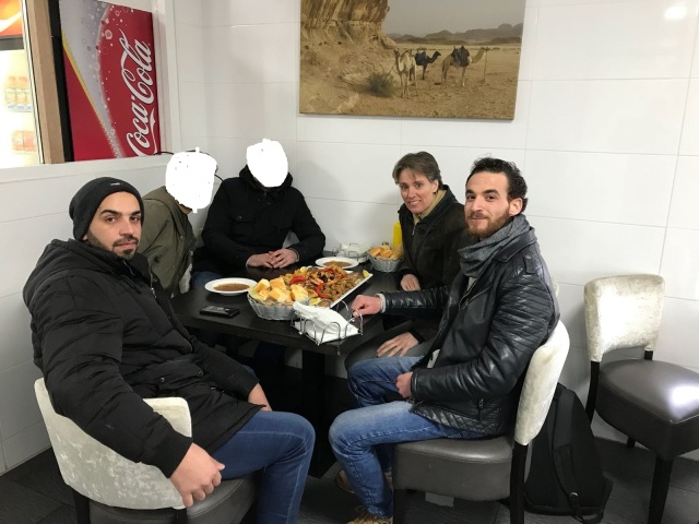 vis eten met Syriërs en nieuwsuur v2